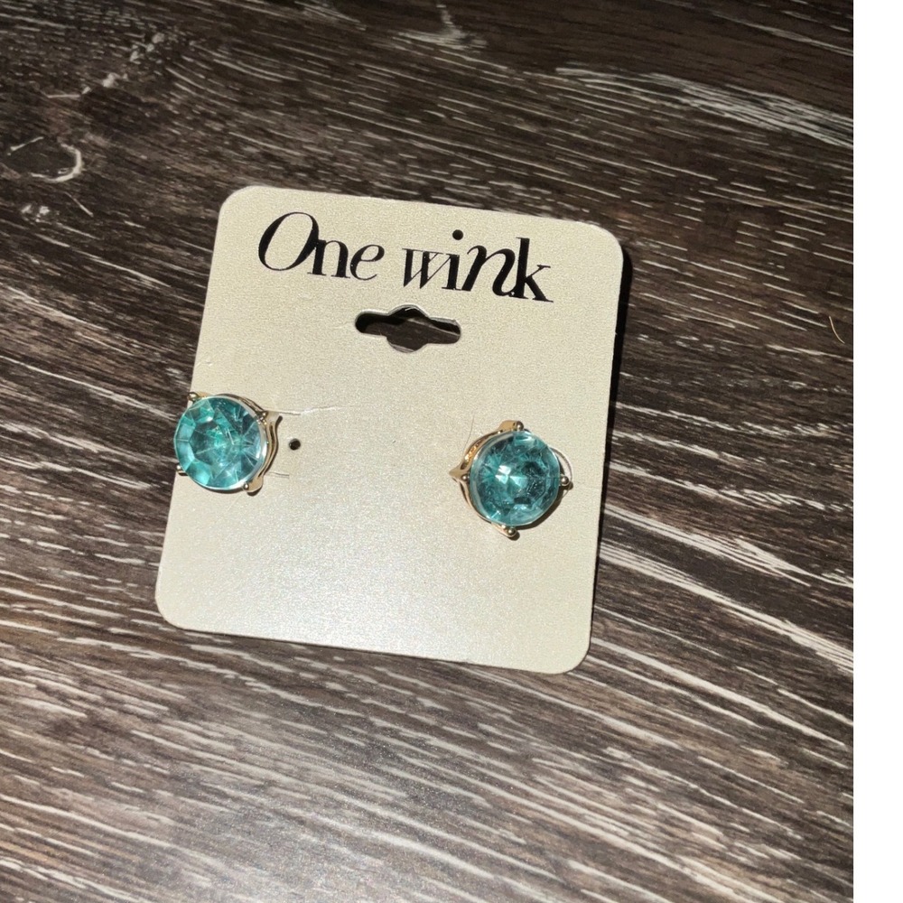 One Wink Stud Earrings Round Faceted Solitaire Gold-Tone Blue